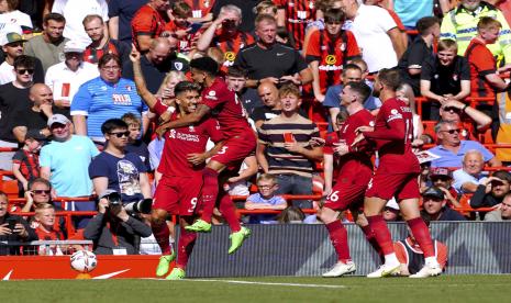 Pemain Liverpool Roberto Firmino, kiri, merayakan dengan rekan satu timnya setelah mencetak gol keempat timnya dalam pertandingan Liga Inggris antara Liverpool dan Bournemouth di stadion Anfield di Liverpool, Inggris, Sabtu 27 Agustus 2022. 