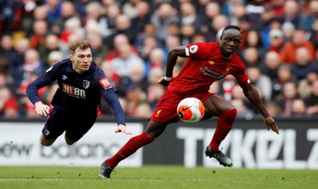 Pemain Liverpool Sadio Mane (kanan) berebut bola dengan pemain Bournemouth Jack Stacey dalam laga Liga Inggris (ilustrasi). Klub-klub Liga Inggris menyampaikan komitmen melanjutkan kompetisi musim ini.