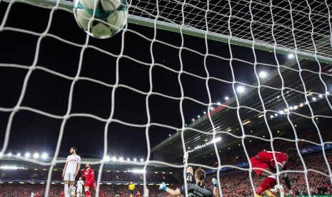 Pemain Liverpool Sadio Mane (kanan) mencetak gol keenam Liverpool ketika mengalahkan Spartak Moskow 7-0 pada Grup E Champions League UEFA di Stadion Anfield, Liverpool, Inggris, Kamis (7/12) dini hari WIB. 