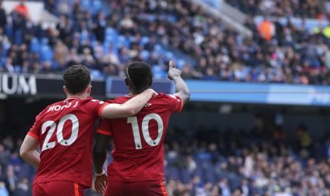 Pemain Liverpool Sadio Mane, kanan, merayakan dengan pemain Liverpool Diogo Jota setelah mencetak gol kedua timnya selama pertandingan sepak bola Liga Premier Inggris antara Manchester City dan Liverpool, di stadion Etihad di Manchester, Inggris, Ahad, 10 April 2022.