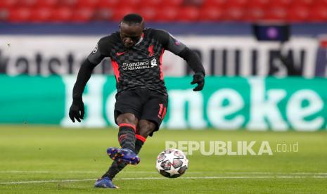 Pemain Liverpool  Sadio Mane mencetak gol kedua timnya pada pertandingan sepak bola babak 16 besar Liga Champions, leg pertama, pertandingan sepak bola antara RB Leipzig dan Liverpool di stadion Ferenc Puskas di Budapest, Hongaria, Rabu (17/2) dini hari WIB. 