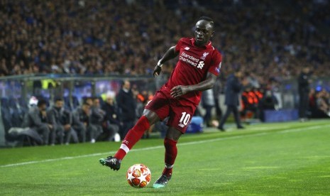 Pemain Liverpool Sadio Mane mengontrol bola dengan kakinya di pertandingan Liga Champions melawan FC Porto, di Stadium Dragao, Porto, Portugal, Kamis (18/4).