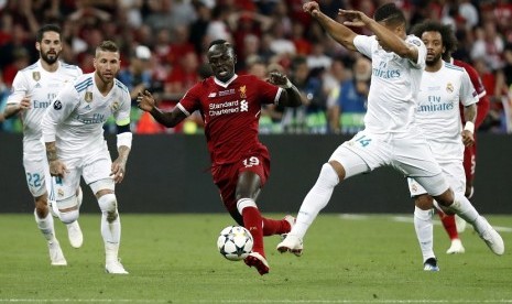 Pemain Liverpool Sadio Mane (tengah) mencoba mempertahankan bola dari pemain Real Madrid Casemiro di pertandingan final Liga Champions, Ahad (27/5) WIB dini hari di Olimpiyskiy Stadium, Kiev, Ukraina. 