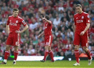  Pemain Liverpool Steven Gerrard, Andy Carroll menunjukkan kekecewaannya setelah timnya kebobolan dari Wigan Athletic dalam pertandingan Liga Primer Inggris di Anfield, Liverpool, (24/3) 2012. 