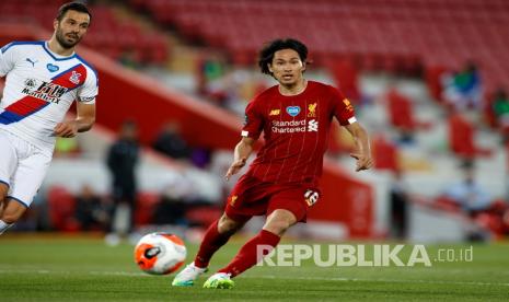  Pemain Liverpool Takumi Minamino (kanan).