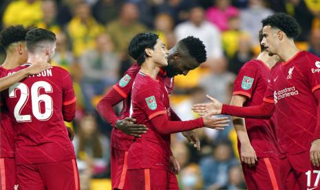 Pemain Liverpool Takumi Minamino (tengah) merayakan golnya ke gawang Norwich City di Piala Carabao. 