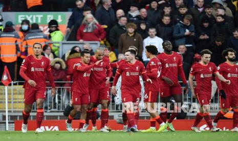  Pemain Liverpool Thiago Alcantara (2-Kiri) melakukan selebrasi bersama rekan setimnya setelah mencetak keunggulan 3-0 dalam pertandingan sepak bola Liga Inggris antara Liverpool FC dan Southampton FC di Liverpool, Inggris, beberapa waktu lalu. Musim ini dipastikan selesai untuk Alcantara. 