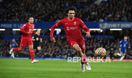 Pemain Liverpool Trent Alexander-Arnold beraksi pada pertandingan sepak bola Liga Premier Inggris antara Chelsea FC dan Liverpool FC di London, Inggris, Senin (3/1) dini hari WIB. 