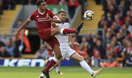 Pemain Liverpool Trent Alexander-Arnold (kiri) 