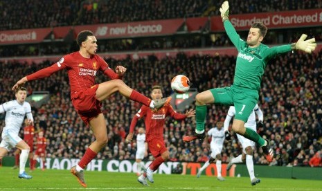 Pemain Liverpool Trent Alexander-Arnold (kiri) dalam laga kontra West Ham United.