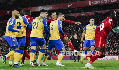 Pemain Liverpool Virgil van Dijk (belakang C) mencetak keunggulan 4-0 dalam pertandingan sepak bola Liga Inggris antara Liverpool FC dan Southampton FC di Liverpool, Sabtu (27/11) malam WIB.