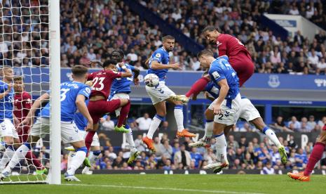 Pemain Liverpool Virgil van Dijk (kanan) dan James Tarkowski dari Everton beraksi selama pertandingan sepak bola Liga Inggris antara Everton dan Liverpool di Goodison Park, Liverpool, Inggris, Sabtu, 3 September 2022. 