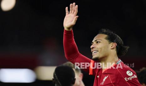 Bek Liverpool, Virgil van Dijk. Van Dijk menyatakan, timnya tidak akan mudah mengalahkan Manchester United (MU) saat bentrok di Anfield, Rabu (20/4/2022) dini hari WIB. 