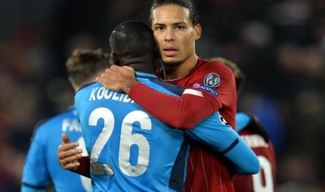 Pemain Liverpool Virgil van Dijk memeluk Kalidou Koulibaly.