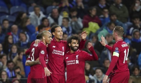 Pemain Liverpool Virgil van Dijk merayakan kemenangan dengan rekan timnya setelah mencetak gol keempat di pertandingan Liga Champions antara Liverpool melawan FC Porto di Stadium Dragao, Porto, Portugal, Kamis (18/4).