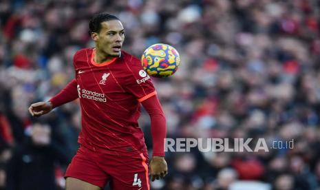 Bek Liverpool Virgil van Dijk. Van Dijk tak akan remehkan Benfica pada laga leg pertama perempat final Liga Champions musim 2021/2022.