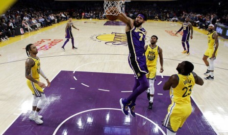 Pemain Los Angeles Lakers, JaVale McGee, melakukan slam dunk saat menghadapi Golden State Warriors dalam kompetisi NBA.