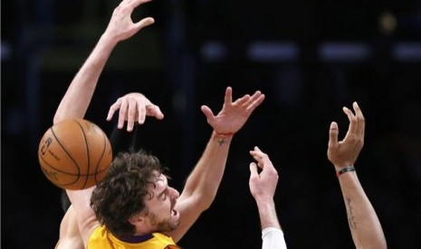 Pemain Los Angeles Lakers, Pau Gasol, kehilangan bola saat menghadapi Houston Rocket dalam laga NBA di Los Angeles pada Rabu (17/4). 