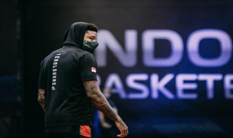 Pemain Louvre Dewa United Jamarr Andre Johnson berada di lapangan meskipun tak bermain saat timnya menghadapi Pelita Jaya Bakrie pada Seri 3 IBL 2021, Ahad (28/3).