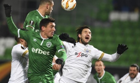 Pemain Ludogorets Razgard Claudiu Keseru (kiri).