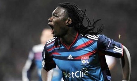 Pemain Lyon Bafetimbi Gomis.