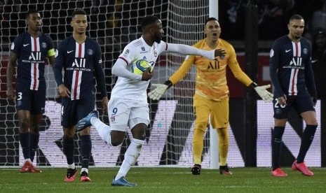 Pemain Lyon,  Moussa Dembele mencetak gol ke gawang PSG.