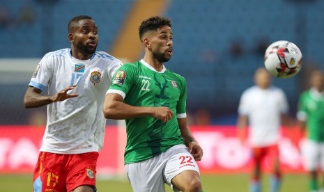 Pemain Madagaskar Charles Carolus Andrea (hijau) dijaga Cedric Bakambu dari Kongo pada pertandingan 16 besar Piala Afrika 2019.