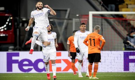 Pemain Madrid Karim Benzema merayakan gol ke gawang Shakhtar Donetsk. Madrid menang telak 5-0 dari tuan rumah Shakhtar pada pertandingan lanjutan Liga Champions, Rabu (20/10) dini hari WIB.