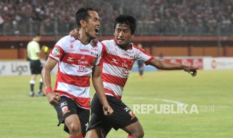 Pemain Madura United (MU) Slamet Nur Cahyo (kiri) bersama Bayu Gatra dalam pertandingan Liga 1 2017.