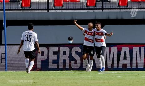 Para pemain Madura United FC saat merayakan gol.