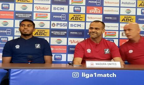 Pemain Madura United Rendy Oscario dan pelatih Madura United Fabio Lefundes dalam konferensi pers jelang laga di Graha Persib, Jalan Sulanjana, Kota Bandung, Jumat (29/7/2022).