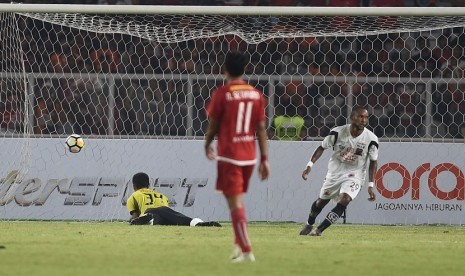 Pemain Madura United Zah Rahan (kanan) menaklukkan penjaga gawang Persija Jakarta Daryono (kiri) untuk mencetak gol dalam laga lanjutan Liga 1 di Stadion Utama Gelora Bung Karno, Jakarta, Sabtu (12/5). Madura United berhasil menang dengan skor 2-0. 