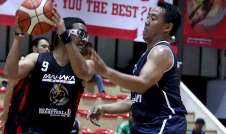 Pemain Mahaka Media Raditya Hardanto berusaha melewati pemain Media Group dalam pertandingan basket Sinar Mas Land Basketball Tournament 2018 di The Breeze, BSD, Tangsel, Senin (5/11).