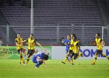 Pemain Malaysia, Sos Suhana (kedua kiri), berlari usai mencetak gol kedua ke gawang Thailand pada pertandingan babak kualifikasi SEA Games XXVI, di Stadion Gelora Bung Karno, Jakarta, Rabu (9/11). Malaysia menang dengan kedudukan 2-1.