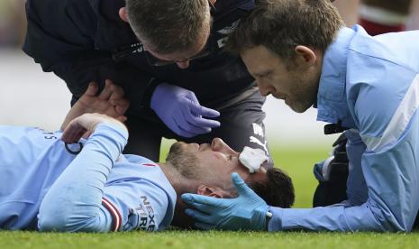  Pemain Manchester City Aymeric Laporte dirawat setelah cedera saat pertandingan sepak bola Liga Inggris antara Manchester City dan Brentford, di stadion Etihad di Manchester, Inggris, Sabtu, 12 November 2022.