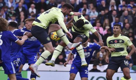  Pemain Manchester City Aymeric Laporte (kiri) dan rekan setimnya Manuel Akanji melompat untuk merebut bola selama pertandingan sepak bola Liga Inggris antara Leicester City dan Manchester City di stadion King Power di Leicester, Inggris, Sabtu, 29 Oktober 2022.