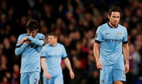 Pemain Manchester City berjalan gontai setelah dikalahkan Crystal Palace 1-2.