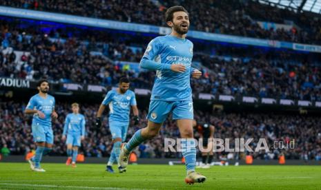 Gelandang Manchester City Bernardo Silva (kanan).