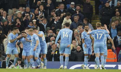 Pemain Manchester City Bernardo Silva, kedua kiri, merayakan dengan rekan satu timnya setelah mencetak gol ketiga timnya selama pertandingan sepak bola Liga Primer Inggris antara Manchester City dan Brighton and Hove Albion di Stadion Etihad di Manchester, Inggris, Rabu, 20 April 2022.