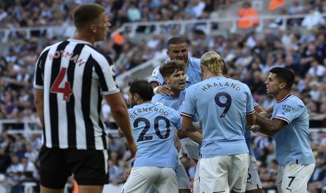 Pemain Manchester City Bernardo Silva (kedua kiri), merayakan dengan rekan satu timnya setelah mencetak gol ketiga timnya selama pertandingan sepak bola Liga Premier Inggris antara Newcastle United dan Manchester City di St James Park di Newcastle, Inggris, Ahad, 21 Agustus 2022. 