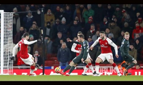 Pemain Manchester City Bernardo Silva mencetak gol ke gawang Arsenal  dalam pertadingan Liga Inggris di Stadion Emirates London, Jumat (2/3) dini hari.