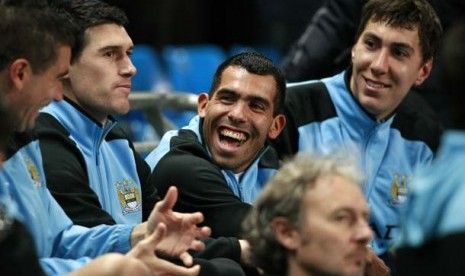  Pemain Manchester City, Carlos Tevez (tengah), bersendau gurau dengan rekan setimnya sebelum pertandingan lanjutan Liga Inggris melawan Chelsea di Manchester, 21 Maret 2012