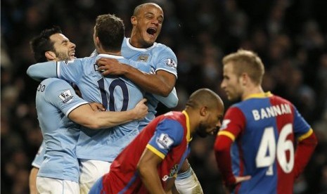 Pemain Manchester City, Edin Dzeko (dua kiri), melakukan selebrasi bersama rekan setimnya usai menjebol gawang Crystal Palace dalam laga Liga Primer Inggris di Etihad Stadium, Manchester, Sabtu (28/12). 