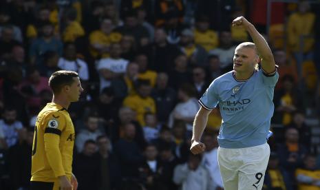 Pemain Manchester City Erling Haaland, kanan, melakukan selebrasi setelah mencetak gol kedua timnya dalam pertandingan sepak bola Liga Inggris antara Wolverhampton Wanderers dan Manchester City di stadion Molineux di Wolverhampton, Inggris, Sabtu, 17 September 2022. 