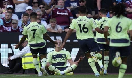  Pemain Manchester City Erling Haaland (kiri ke-2) merayakan dengan rekan satu timnya setelah mencetak gol pertama timnya selama pertandingan sepak bola Liga Premier Inggris antara West Ham United dan Manchester City di Stadion London di London, Inggris, Senin (8/8/2022) dini hari WIB.