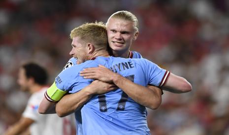  Pemain Manchester City Erling Haaland memeluk pemain Manchester City Kevin De Bruyne. 