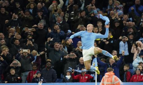 Pemain Manchester City Erling Haaland merayakan setelah mencetak gol kedua timnya dari titik penalti selama pertandingan sepak bola Liga Inggris antara Manchester City dan Fulham di stadion Etihad di Manchester, Inggris, Sabtu, 5 November 2022. 