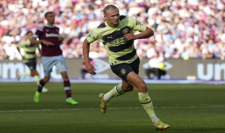  Pemain Manchester City Erling Haaland merayakan setelah mencetak gol kedua timnya selama pertandingan sepak bola Liga Premier Inggris antara West Ham United dan Manchester City di Stadion London di London, Inggris, Senin (8/8/2022) dini hari WIB.