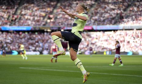  Pemain Manchester City Erling Haaland merayakan setelah mencetak gol kedua timnya selama pertandingan sepak bola Liga Premier Inggris antara West Ham United dan Manchester City di Stadion London di London, Inggris, Senin (8/8/2022) dini hari WIB.