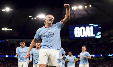 Striker Manchester City Erling Haaland merayakan setelah mencetak gol pembuka timnya selama pertandingan sepak bola Liga Champions antara Manchester City dan FC Copenhagen di Stadion Etihad di Manchester, Inggris, Kamis (6/10/2022) dini hari WIB. 